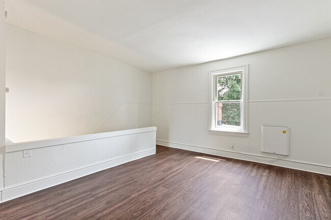 Building Photo - Spacious 5 Bedroom Home w/ Balcony, Porch & Yard Space!