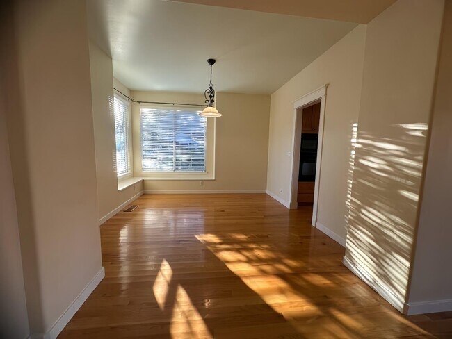 Building Photo - 841 Lawrence Dr