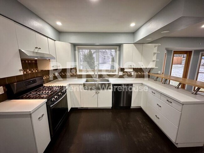 Building Photo - 5 Bedroom 3 Bathroom Single Family Home in Burnsville