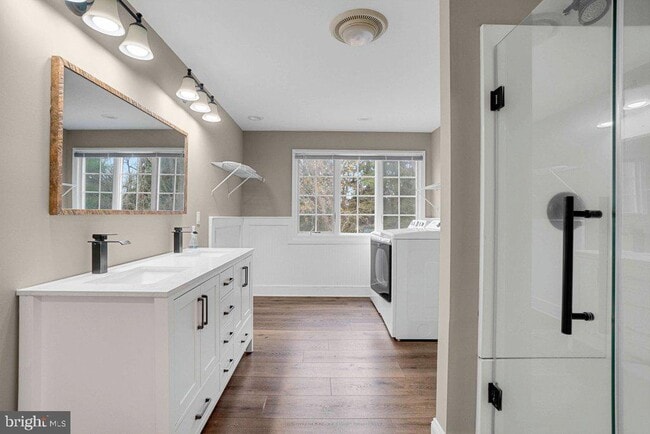 Building Photo - 3839 Blenheim Rd