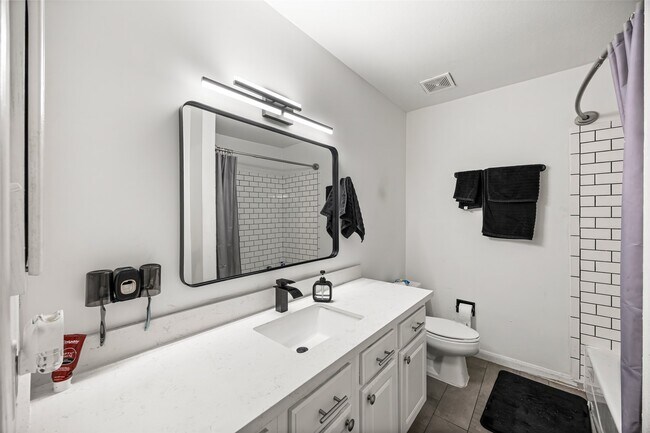 Building Photo - 810 Augusta Dr