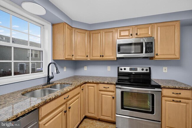 Building Photo - 1114 E 14th St