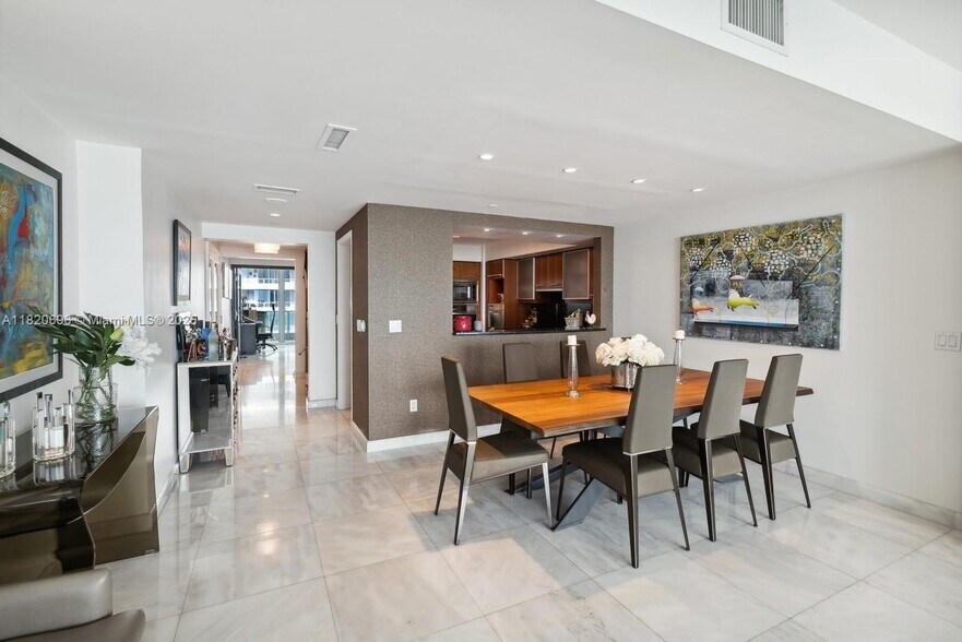 Building Photo - 1331 Brickell Bay Dr