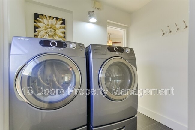 Building Photo - 5318 Saxon St