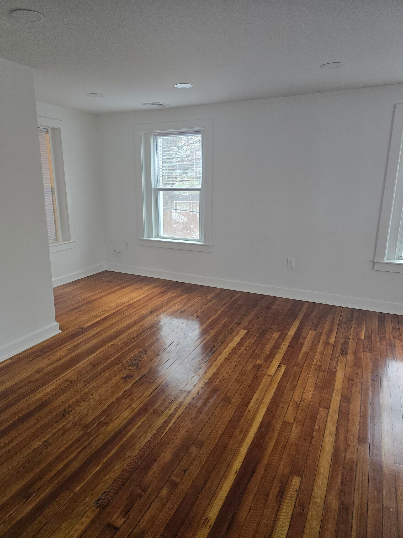 Building Photo - 56 Burnham St