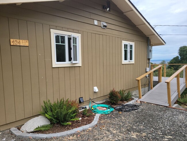 Building Photo - Fantastic view home close to Fort Worden