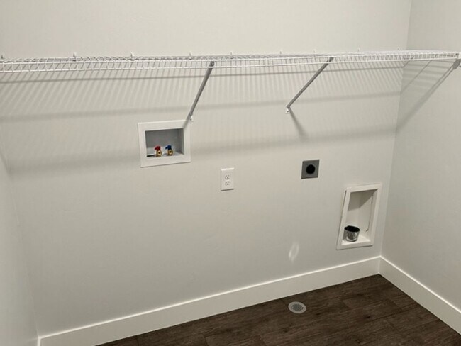 Building Photo - Gorgeous Condo!