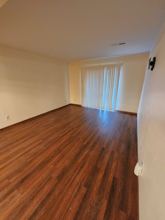 Building Photo - Huntington Condominiums, ground level, immaculate 1BR, 1BTH. Near biking/walking trails!