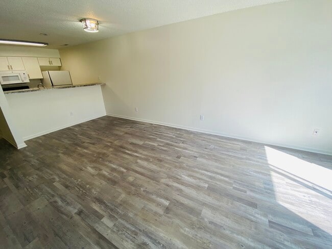 Building Photo - 395