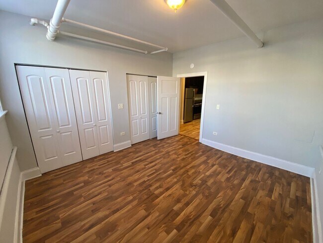 Building Photo - Rogers Park 1BR Garden unit - Near Red Line & Lake