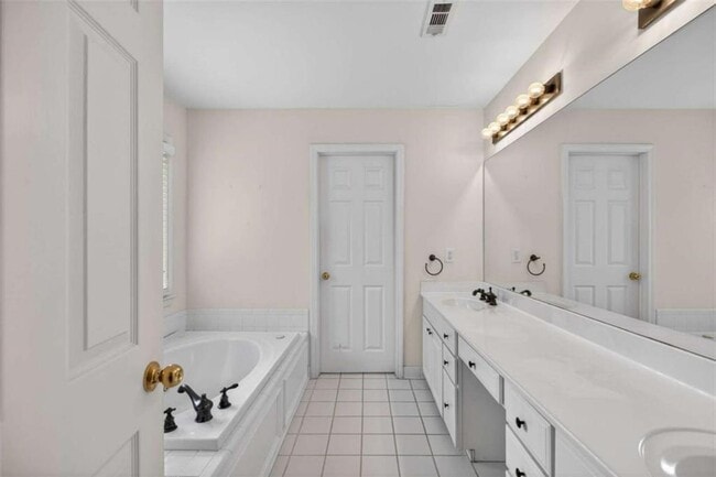 Building Photo - 1712 Kenbrook Ct NW