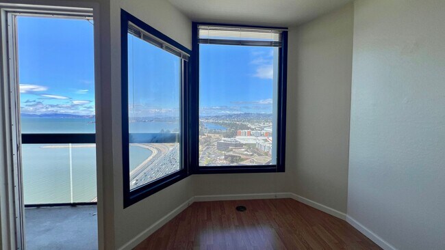 Building Photo - High Rise Living at its Best in Emeryville...
