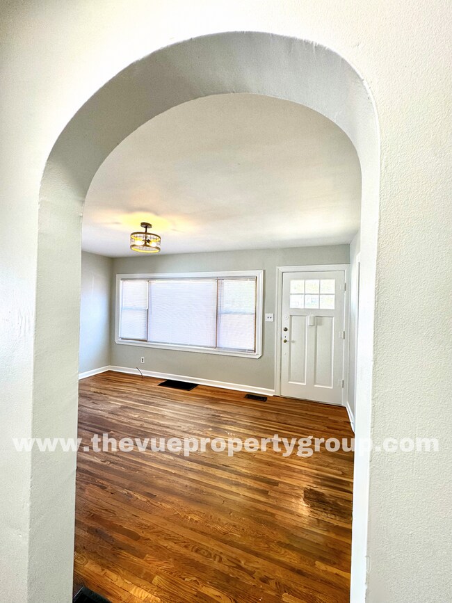 Building Photo - MOVE IN SPECIAL! Move in this November and...