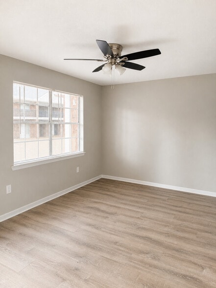 Building Photo - Oak Manor Apartments
