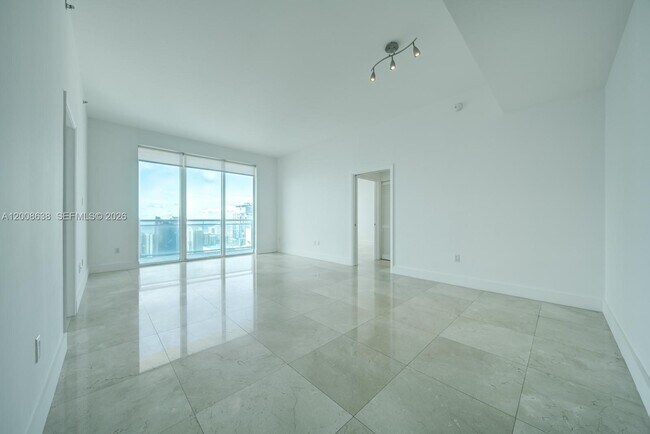 Building Photo - 950 Brickell Bay Dr