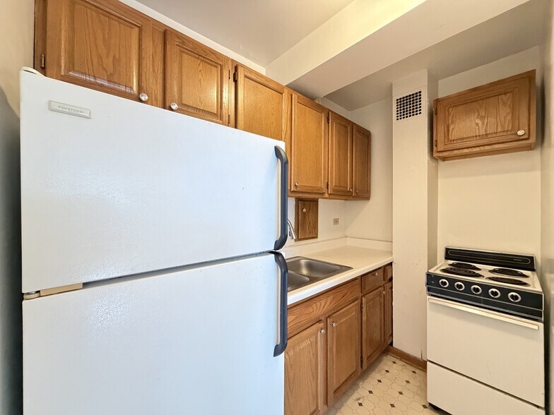 Building Photo - 4180 N Marine Dr