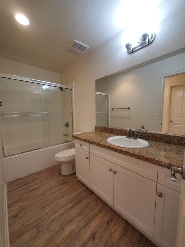 Building Photo - Spacious Condo 3 bedrooms, 2 bathrooms Built 2016