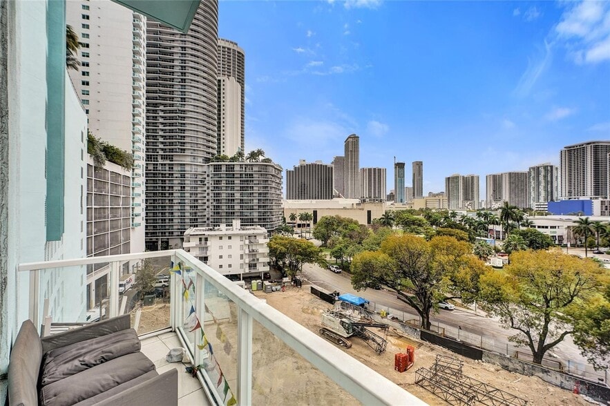 Building Photo - 1900 N Bayshore Dr