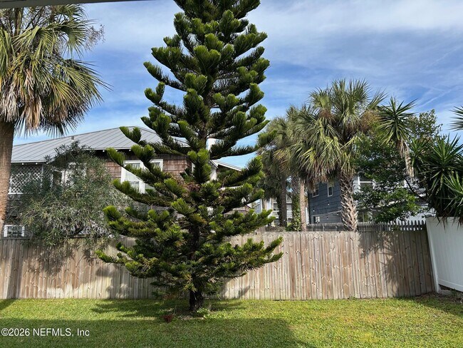 Building Photo - 240 Hopkins St