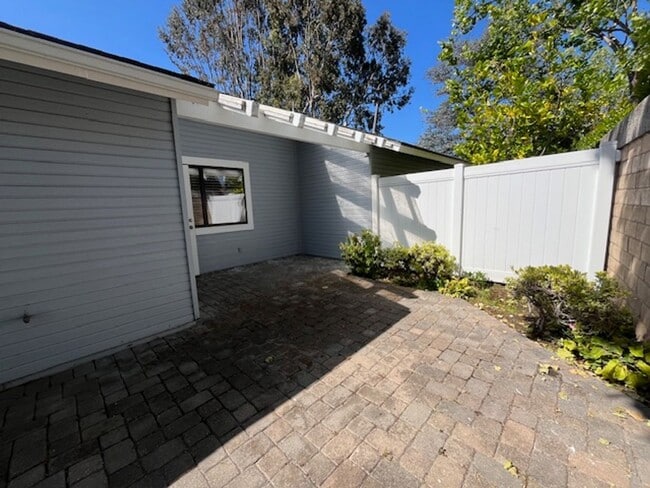 Building Photo - 856 Alyssum Ct