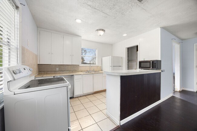 Building Photo - 340 Magnolia Dr