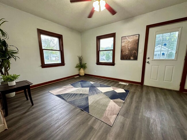Building Photo - 1 bed, 1 bath house for rent in Waterloo