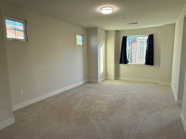 Building Photo - Beautiful and Modern 4 Bedroom 3 Bath Alma...