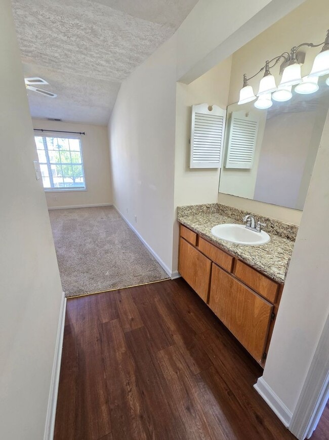 Building Photo - 3rd floor condo for rent