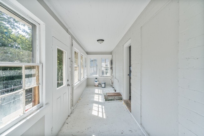 Building Photo - 120 E Oak St