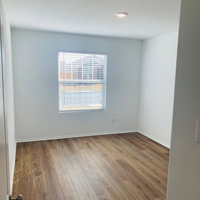 Building Photo - 4 Bed 2 Bath in Jarrell, TX