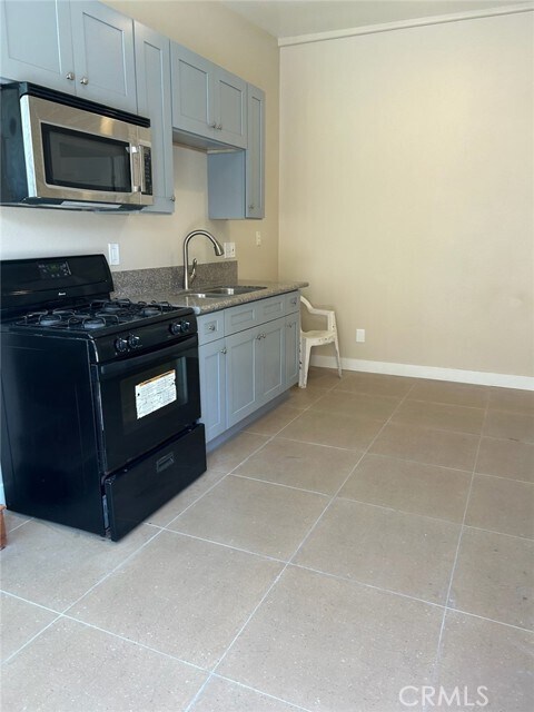 Building Photo - 628 W 59th Pl