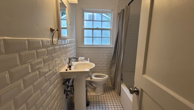 Building Photo - 3 Bedroom Cottage in Southdowns