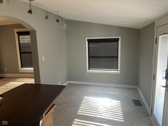 Building Photo - 1480 E 71st St