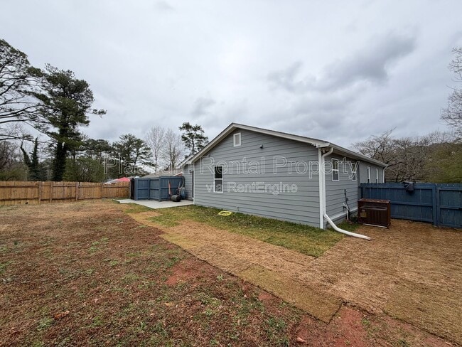 Building Photo - 1900 Selwyn Dr