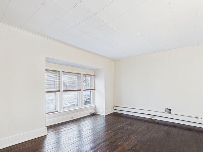 Building Photo - 735 N George St