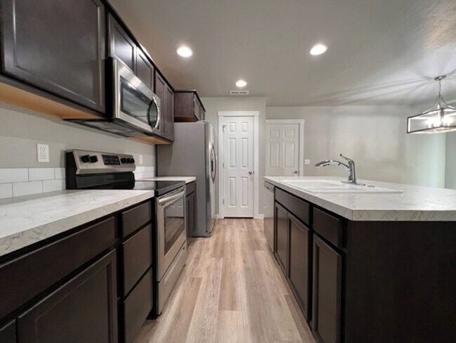 Building Photo - Beautiful Home Tucked In A Great Neighborhood
