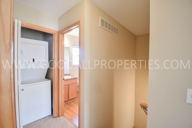 Building Photo - 2 Bedroom, 2 1/2 Bath Townhome in Urbandale