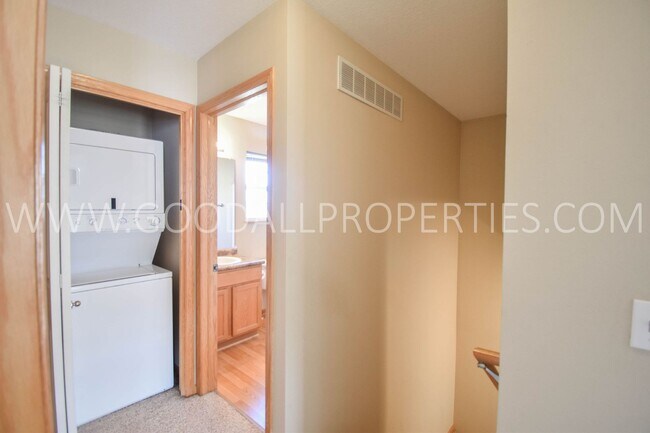 Building Photo - 2 Bedroom, 2 1/2 Bath Townhome in Urbandale with a 2-Car attached garage