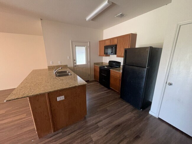 Building Photo - AVAILABLE NOW!