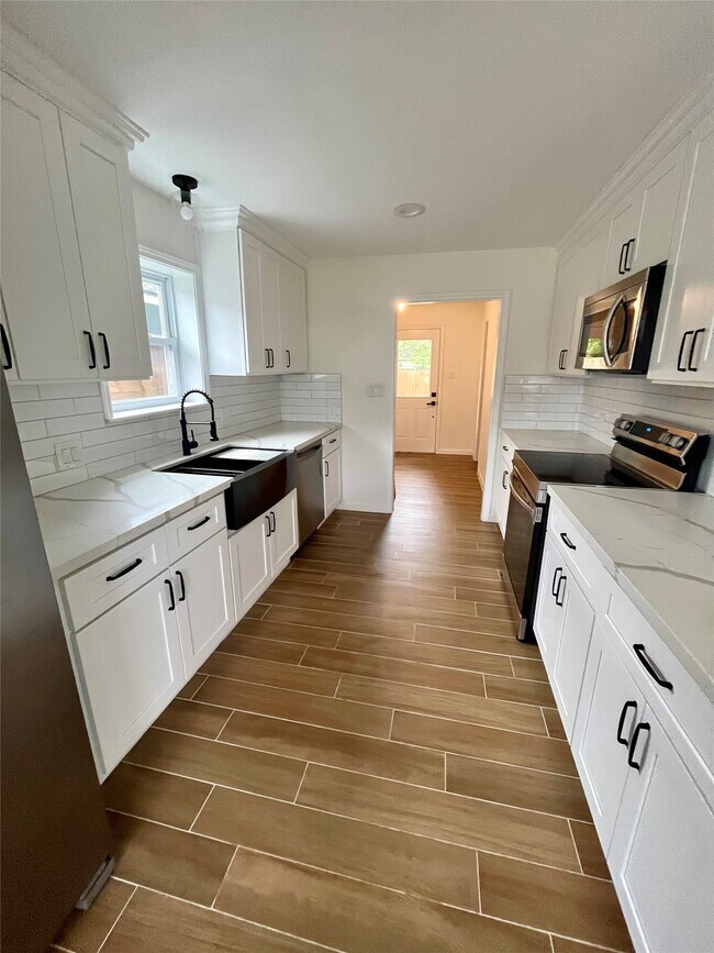 Building Photo - 302 Moody St