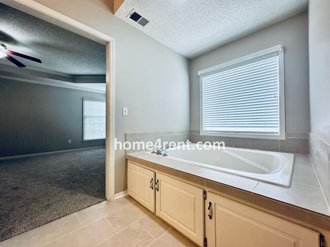 Building Photo - Beautifully Renovated Home in Olathe with ...