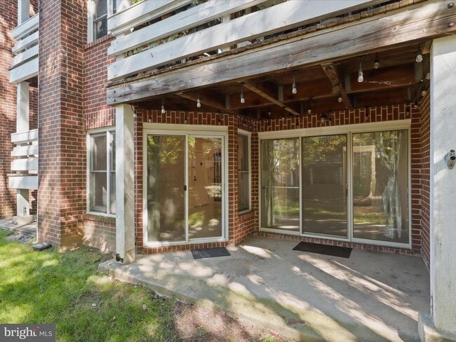 Building Photo - 7596 Lakeside Village Dr