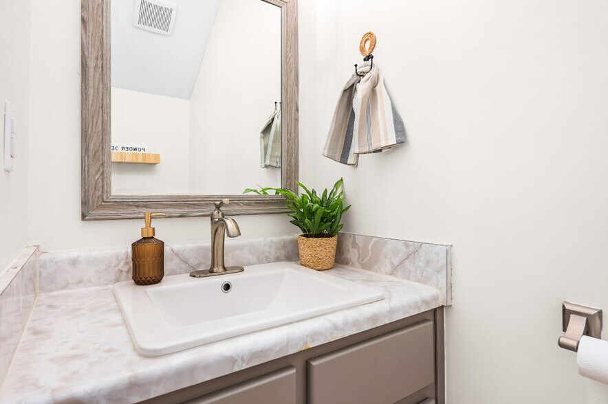 Building Photo - 17462 Front Beach Rd