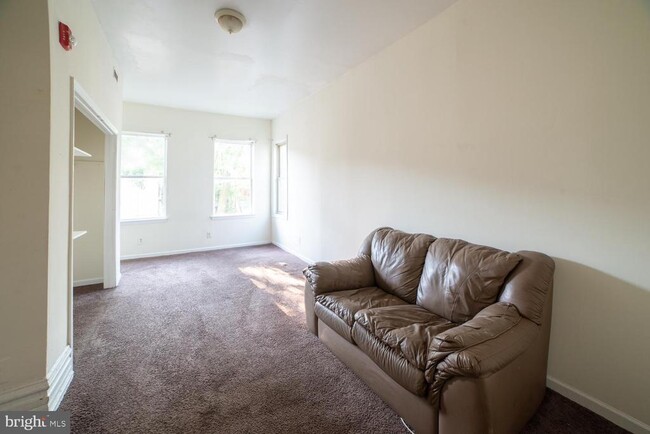 Building Photo - 1850 N 16th St