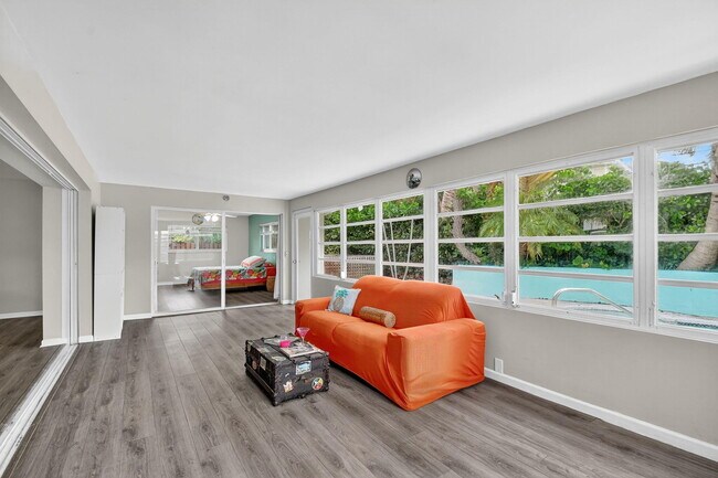 Building Photo - 113 Park Ln E