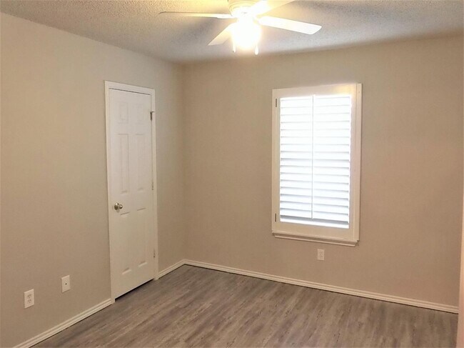 Building Photo - Beautifully Updated 3 bed 2 bath