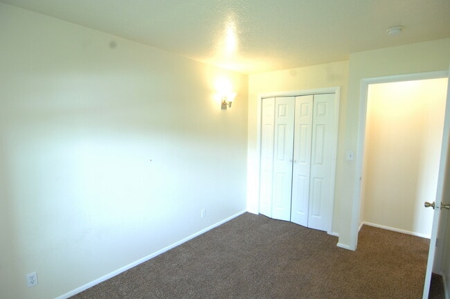 Building Photo - Great 4 Bedroom Now Available