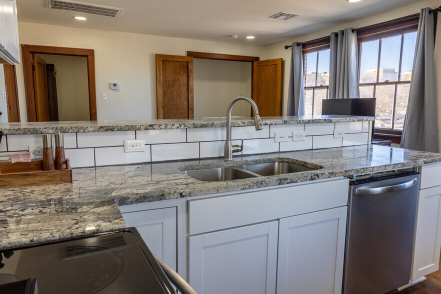 Building Photo - 908 Honor Heights Dr