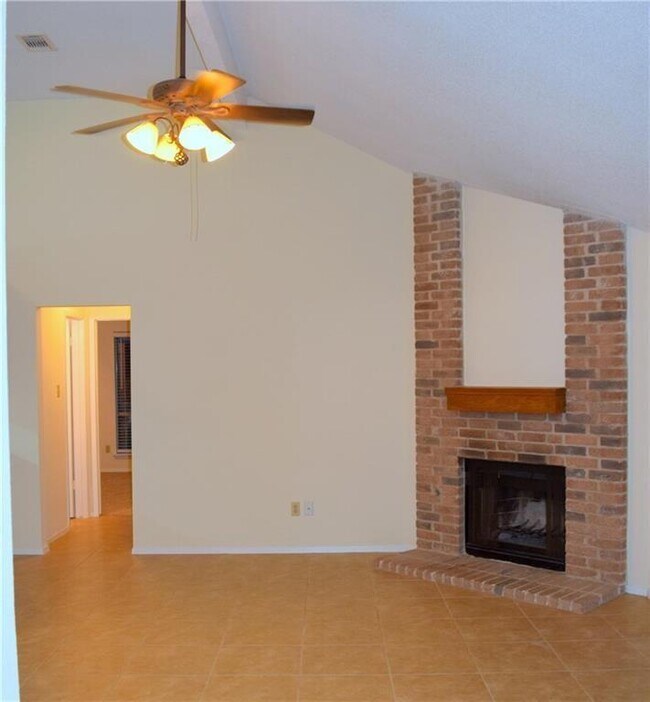 Building Photo - 16819 Village Oak Loop