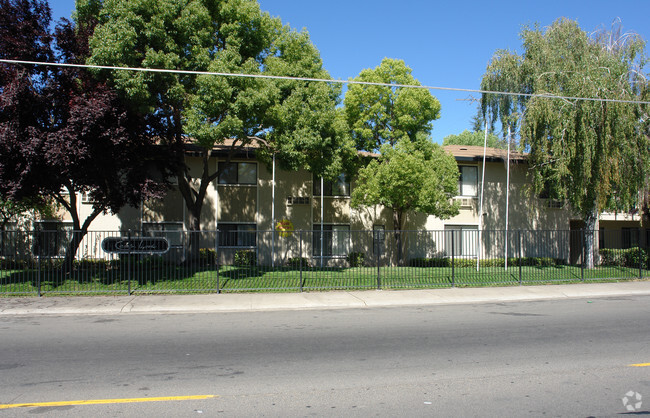 Carleton Woods Apartments - Carlton Woods Apartments